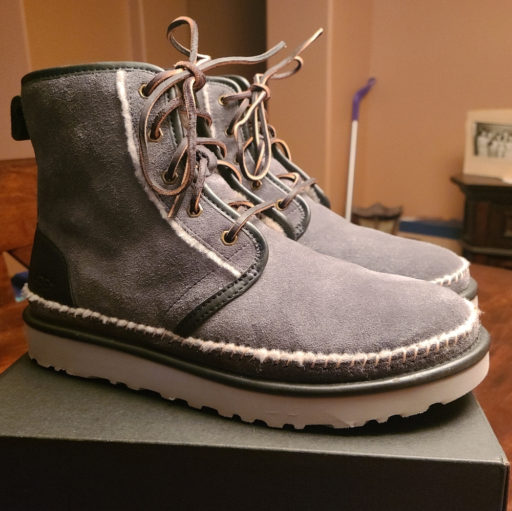 UGG Harkley Stitch Chukka Boots 👢